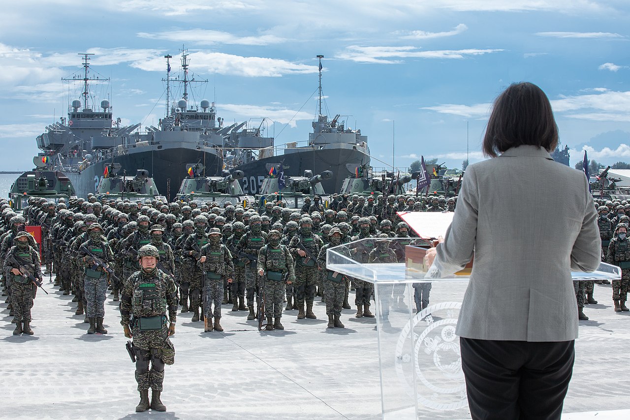 La présidente taïwanaise Tsai Ing-wen, lors d'un discours après une revue d'un corps de marine à Kaohsiung, en juillet 2020. (Source : Wikimedia Commons)