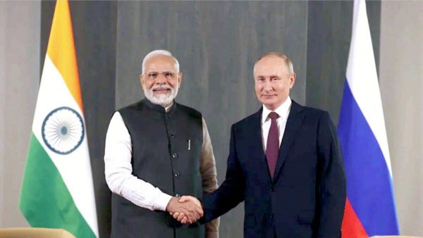 Le Premier ministre indien Narendra Modi serre la main du président russe Vladimir Poutine lors du sommet de l'Organisation de coopération de Shanghai, à Samarcande, le 16 septembre 2022. (Source : Khaleej Times)