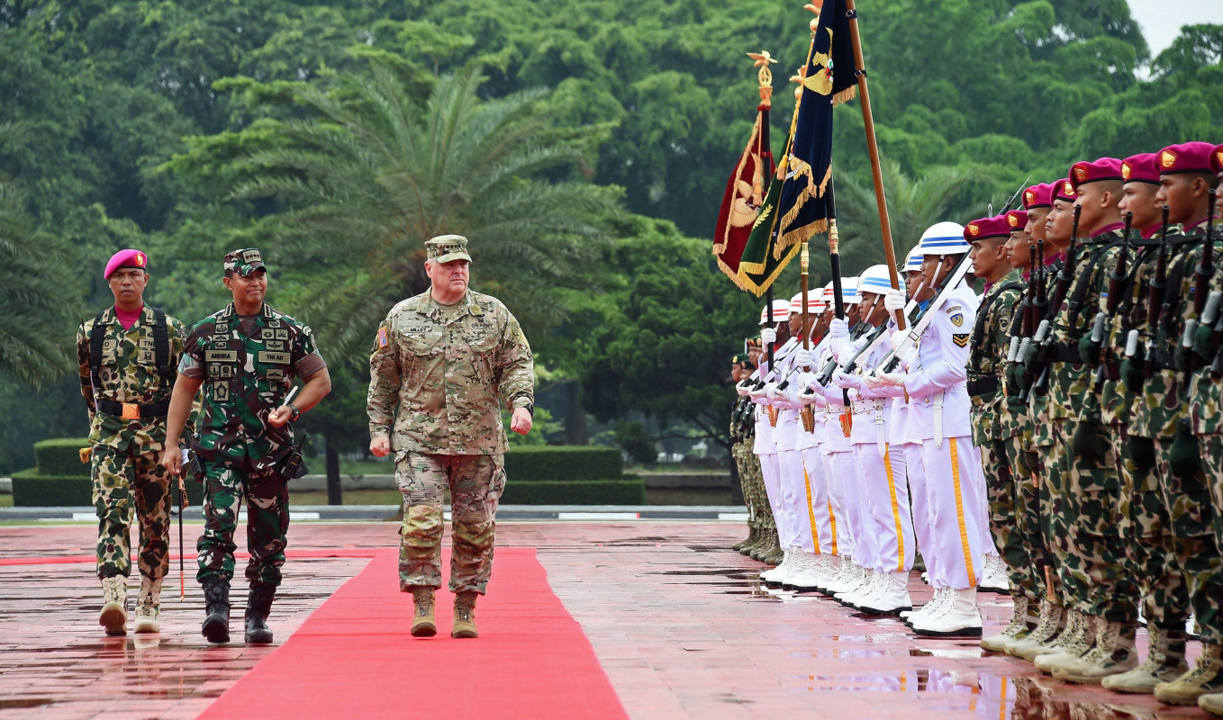 Le général Andika Perkasa, chef d'état-major de l'armée indonésienne, reçoit son homologue américain, le général Mark Milley, à Jakarta, le 24 juillet 2022. (Source : Jakarta Post)