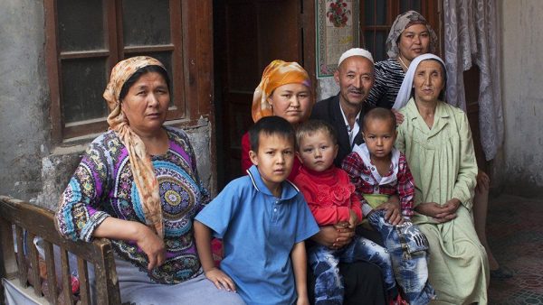 Famille ouïghoure au Xinjiang. (Source : BBC)