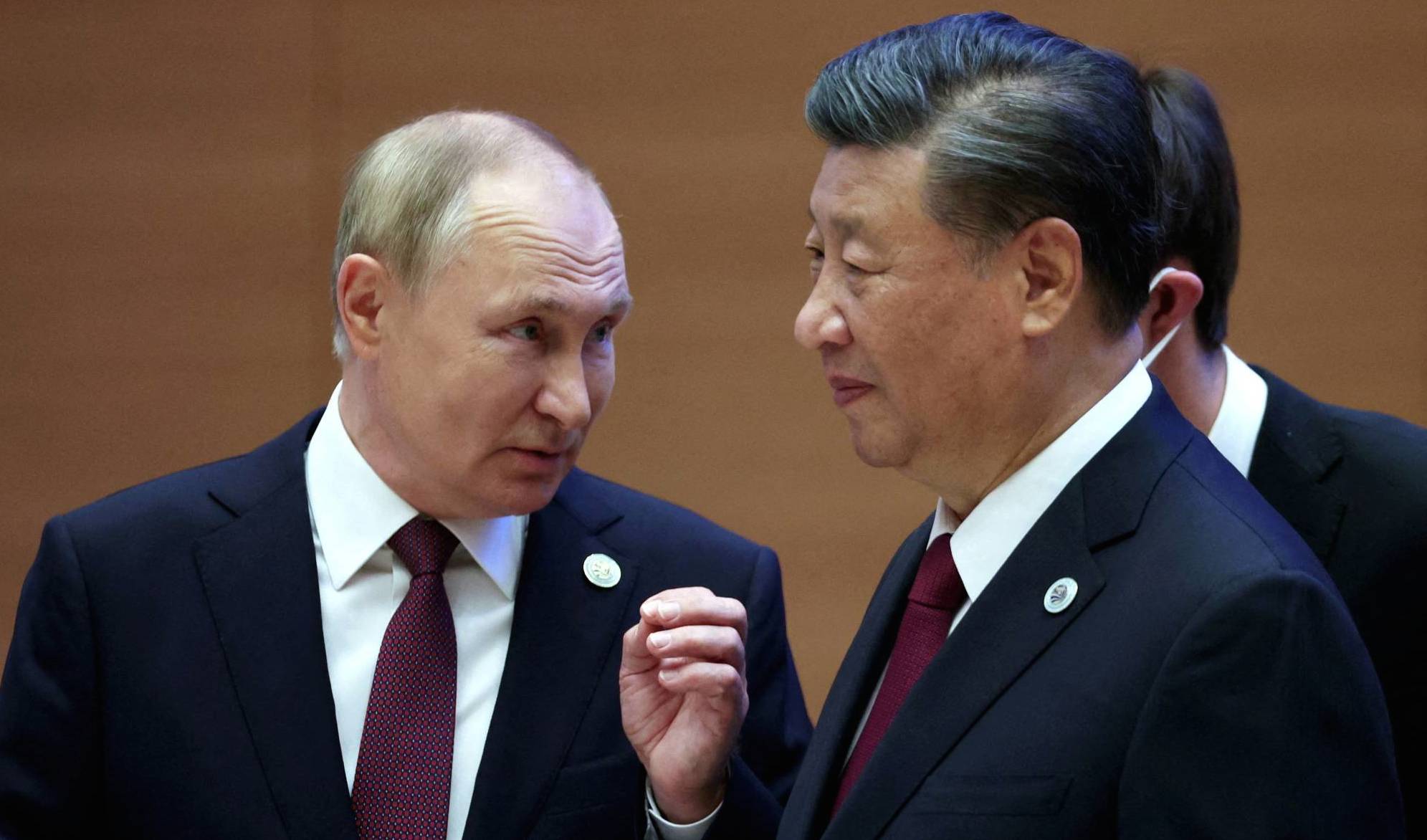 Le président russe Vladimir Poutine parle avec son homologue chinois Xi Jinping lors du sommet de l'Organisation de coopération de Shanghai, à Samarcande, le 16 septembre 2022. (Japan Times)