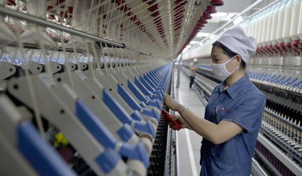 Une ouvrière chinoise dans un atelier textile à Xingtai dans la province chinoise du Hebei près de Pékin. (Source : Asia Times)