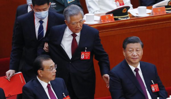 L'ancien président Hu Jintao forcé de quitter la session de clôture du XXème Congrès du Parti communiste chinois, sous les yeux du président Xi Jinping et du Premier ministre Li Keqiang, le samedi 22 octobre 2022. (Source : Le Temps)