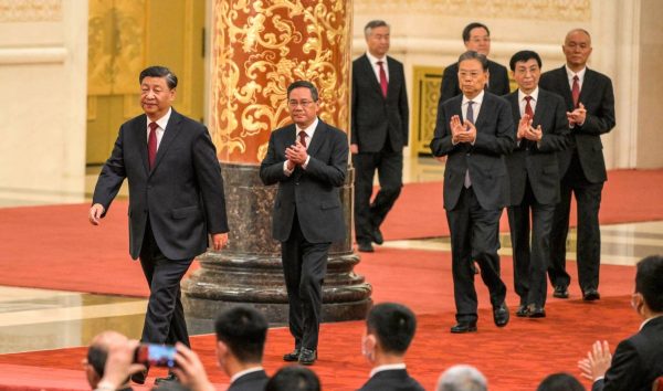 Le président chinois Xi Jinping, suivi des membres du nouveau comité permanent du Politburo : Li Qiang, Li Xi, Zhao Leji, Ding Xuexiang, Wang Huning and Cai Qi, lors de la présentation à la presse au lendemain de la clôture du XXème Congrès du PCC, dans le Grand Hall du Peuple à Pékin, le 23 octobre 2022. (Source : Japan Times)