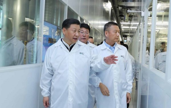 Le président chinois Xi Jinping lors d'une visite des locaux de Wuhan Xinxin Semiconductor Manufacturing Corp, à Wuhan, le 26 avril 2018. (Source : Wire China)