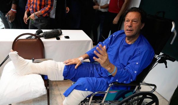L'ancien Premier ministre pakistanais Imran Khan, le pied dans le plâtre, au lendemain de la tentative d'assassinat à la quelle il a survécu le 3 novembre 2022 à Lahore. (Source : Lake Geneva News)