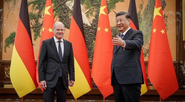 Le chancelier allemand Olaf Scholz accueilli par le président chinois Xi Jinping, au Grand Palais du Peuple à Pékin, le 4 novembre 2022. (Source : DW)