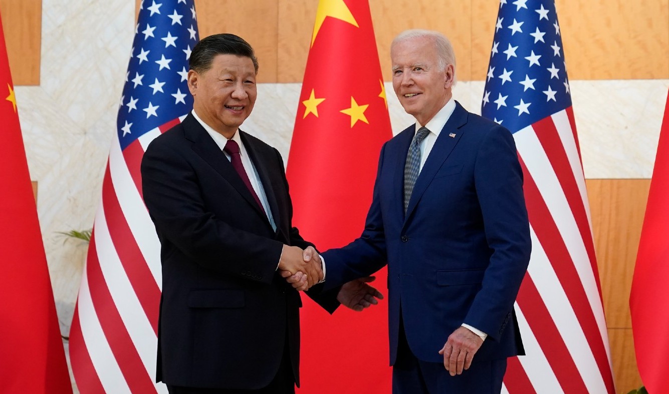 Le président chinois Xi Jinping sert la main de son homologue américain Joe Biden, en marge du sommet du G20 à Bali, le 14 novembre 2022. (Source : The Hill)