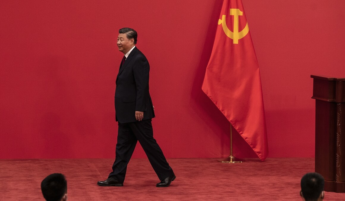 Le président chinois Xi Jinping après la présentation du nouveau comité permanent du Politburo du Parti communiste chinois, le 23 octobre 2022 à Pékin. (Source : KPBS)