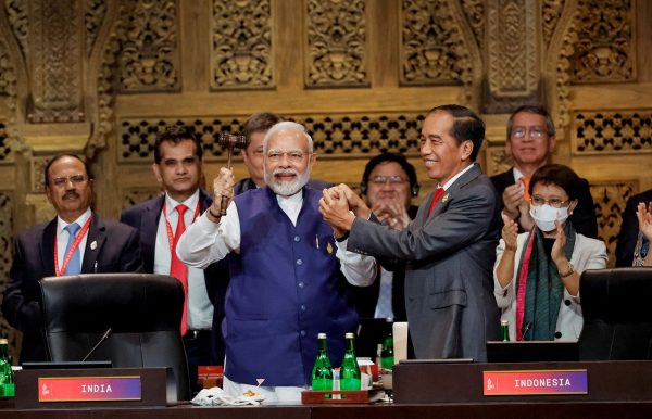 Le président indonésien Joko Widodo transmet la présidence du G20 au Premier ministre indien Narendra Modi, au sommet de Bali, le 16 novembre 2022. (Source : CNN)