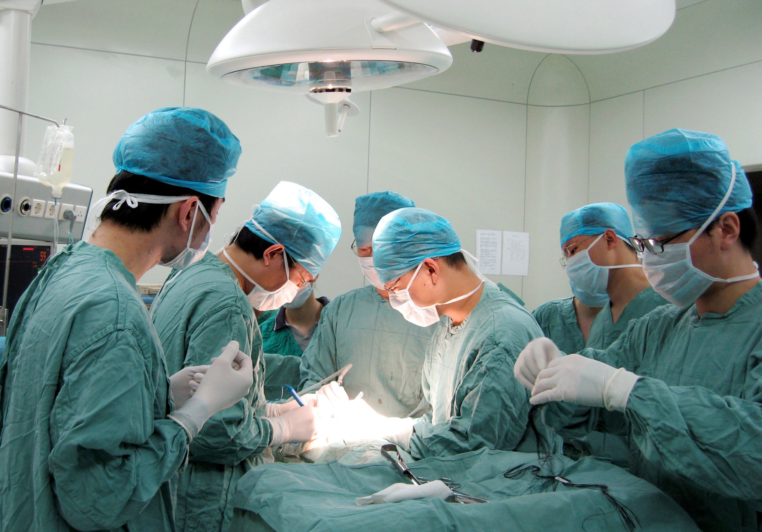 Des chirurgiens chinois en pleine transplantation d'un rein à l'hôpital Xiangya n°2 de la Central South University à Changshan capitale de la province chinoise du Henan, le 6 mars 2007. (NBC)