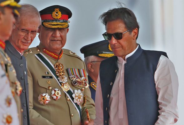 Imran Khan, alors Premier ministre du Pakistan, le 23 mars à Islamabad, le jour du défilé de la fête nationale, avec le chef des armées de l'époque, le général Qamar Javed Bajwa. (Source : AN)