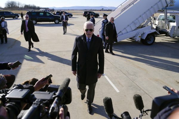 Le président américain Joe Biden sur le tarmac de l'aéroport d'Hagerstown, dans le Maryland, le 4 février 2023. (Source : Politico)