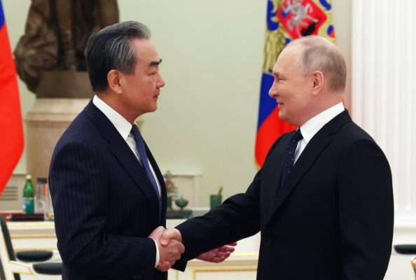 Le chef de la diplomatie chinoise Wang Yi et reçu par le président russe Vladimir Poutine, à Moscou le 22 février 2023. (Source : RTHK)