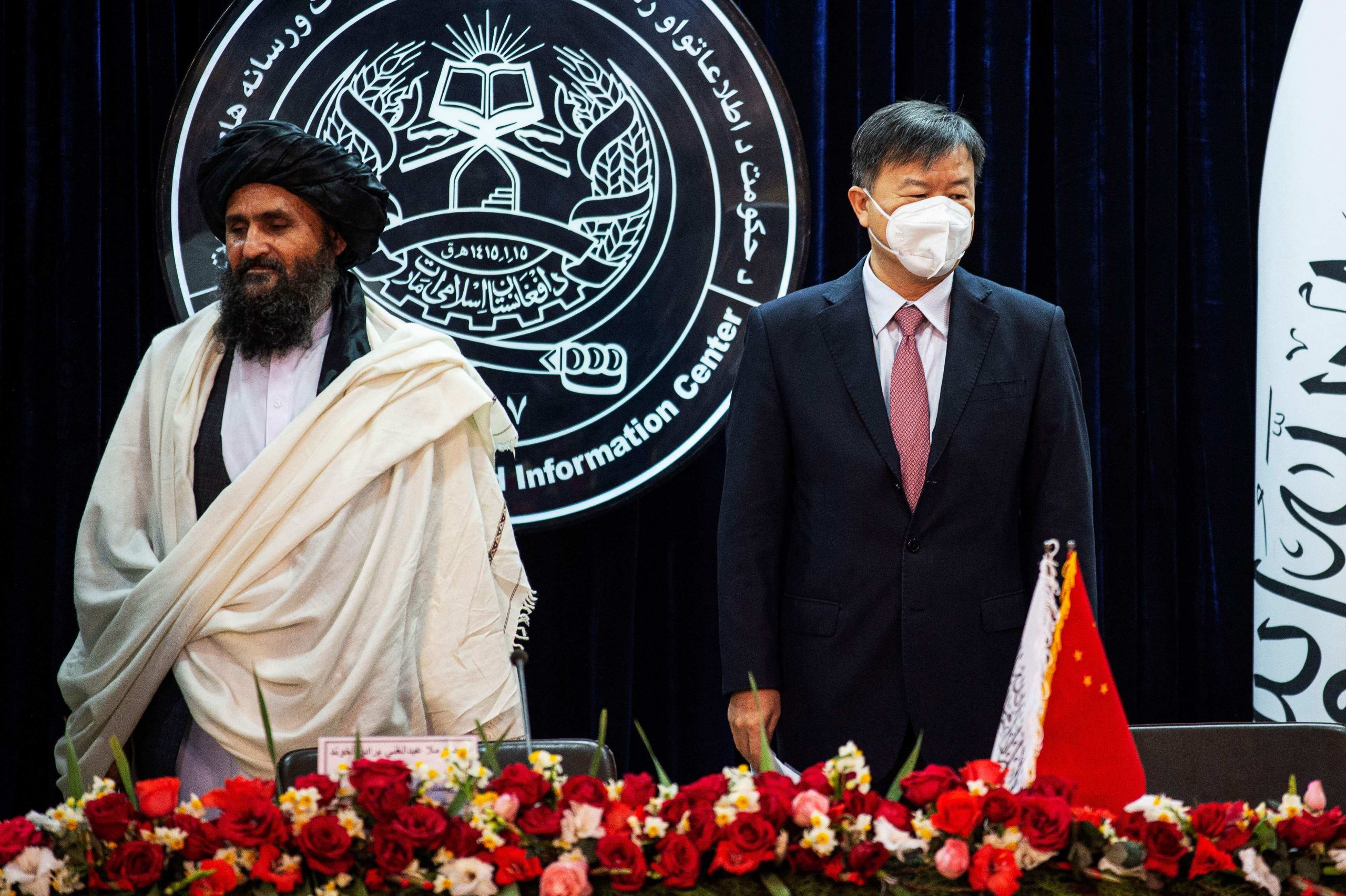 Le vice-premier ministre du gouvernement taliban afghan Abdul Ghani Baradar et l'ambassadeur de Chine en Afghanistan Wang Yu annoncent la signature d'un contrat d'extraction de pétrole avec l'entreprise d'État chinoise Xinjiang Central Asia Petroleum and Gas Co (CAPEIC), à Kabul le 5 janvier 2023. (Source : SCMP)