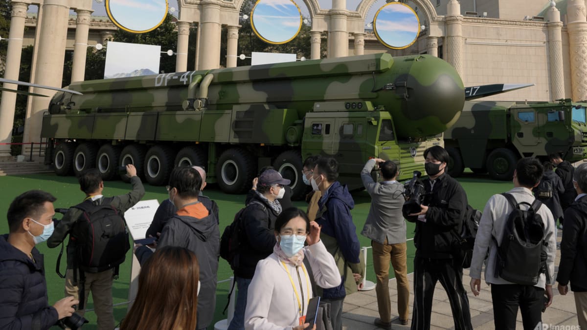 Véhicules portant des missiles balistiques Dong Feng 41 et DF-17 sous les yeux des visiteurs à Dans le Hall des expositions de Pékin, le 12 octobre 2022. (Source : CNA)
