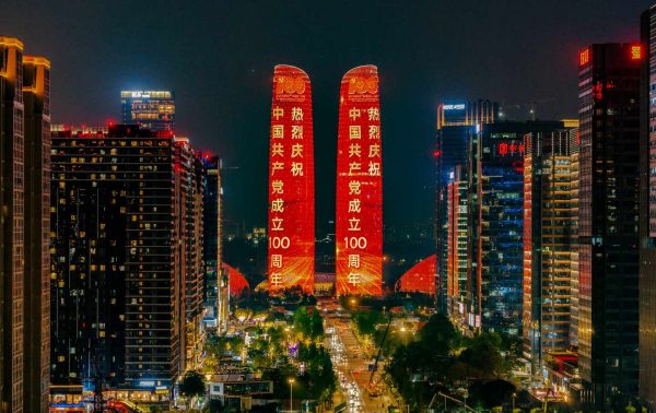 Deux gratte-ciel illuminés durant les célébrations du centième anniversaire de la fondation du Parti communiste chinois, le 25 juin 2021, à Chengdu, capitale de la province chinoise du Sichuan. (Source : The Nation)
