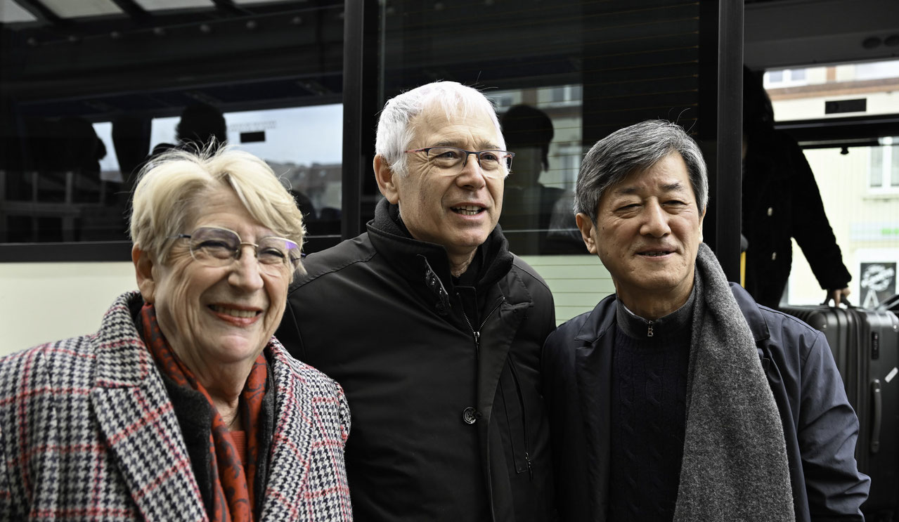 Les cofondateurs du FICA de Vesoul, Martine et Jean-Marc Therouanne accompagné de Lee Yong-kwan, président du Festival International du Film de Busan, qui a reçu le Cyclo d'honneur, le 7 mars 2023. (Copyright : Jean-François Maillot / FICA)