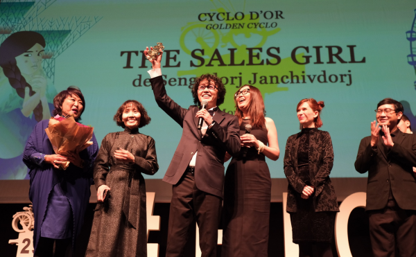 Le réalisateur mongol Sengedorj Janchivdorj récompensé du Cyclo d'or pour son film "The Sales girl" au Festival international des Cinémas d'Asie à Vesoul, le 7 mars 2023. (Source : Les affiches de la Haute-Saône)