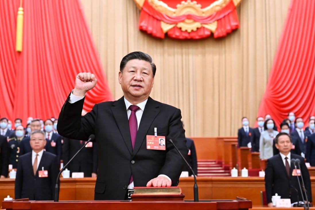 Xi Jinping a obtenu sans surprise un troisième mandat de président de la République populaire de Chine, devant les 3 000 délégués de l'Assemblée nationale populaire au Grand Hall du Peuple à Pékin, le 10 mars 2023. (Source : SCMP)