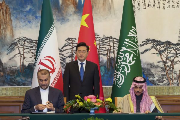 Le ministre chinois des Affaires étrangères Qin Gang est le témoin de la signature du communiqué commun entre ses homologues, l'Iranien Hossein Amirabdollahian (à gauche) et le prince saoudien Faisal bin Farhan Al Saud, à Pékin, le 6 avril 2023.