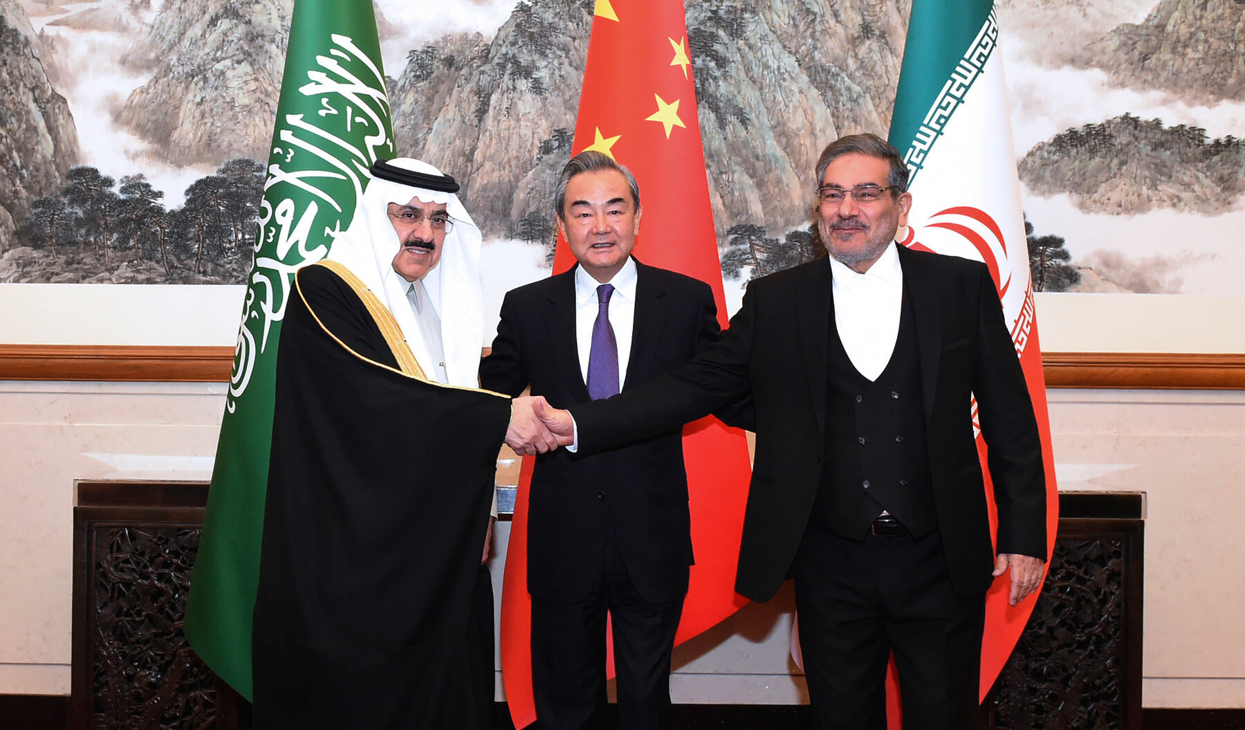 Wang Yi, le haut diplomate chinois, entre Ali Shamkhani (à droite), secrétaire du Conseil de sécurité iranien, et Musaad al-Aiban (à gauche), ministre d'État saoudien, à Pékin le 10 mars 2023. (Source : NYT)