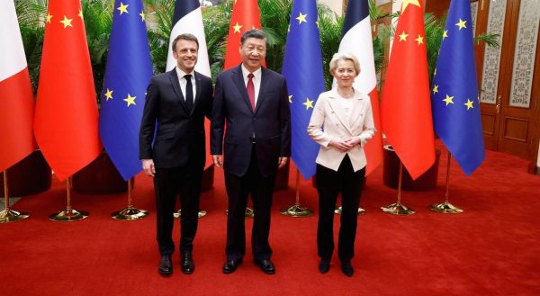 Le président français Emmanuel Macron reçu par son homologue chinois Xi Jinping avec la présidente de la Commission européenne Ursula von der Leyen dans le Grand Hall du Peuple, à Pékin le 6 avril 2023. (Source : DW)