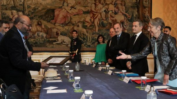 La Première ministre française Elisabeth Borne et son ministre de l'Intérieur Gérald Darmanin reçoivent des membres de la délégation du FLNKS sur l'avenir institutionnel de la Nouvelle-Calédonie à Paris, le 11 avril 2023. (Source : La Provence)
