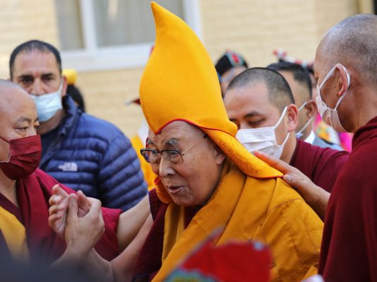 Le Dalai-lama lors d'une prière au Temple tibétain de McLeod Ganj, en banlieue de Dharamsala, le 5 avril 2023. (Source : NPR)