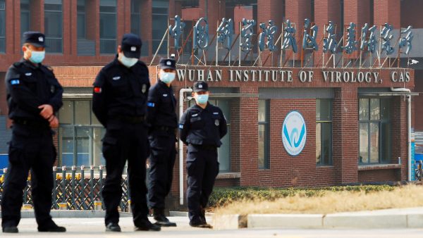 Devant l'Institut de virologie de Wuhan. (Source : CNN)