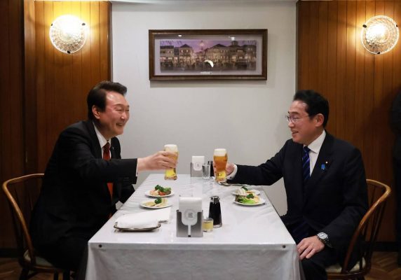 Le président sud-coréen Yoon Suk-yeol trinque avec le Premier ministre nippon Fumio Kishida lors de leurs discussions à Rengatei, un restaurant populaire spécialisé dans les plats occidentaux cuisinés à la japonaise, dans le district de Ginza à Tokyo, le 16 mars 2023. (Source : Japan Times)