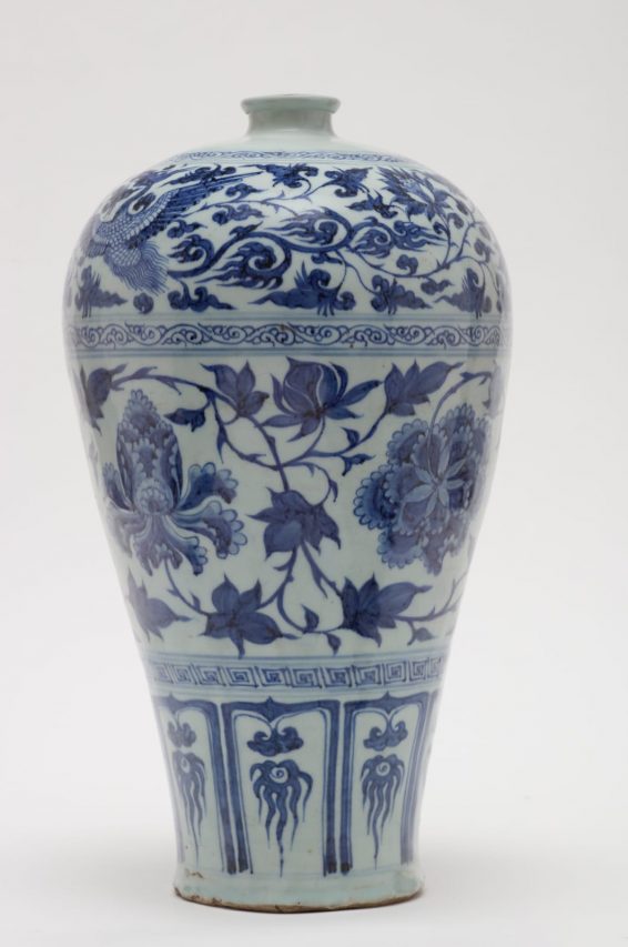 Vase meiping à décor bleu et blanc de pivoines et de phénix, Chine, milieu du XIVe siècle, acquis en 2022 (Copyright : RMN-Grand Palais (Musée Guimet, Paris) / Thierry Ollivier)