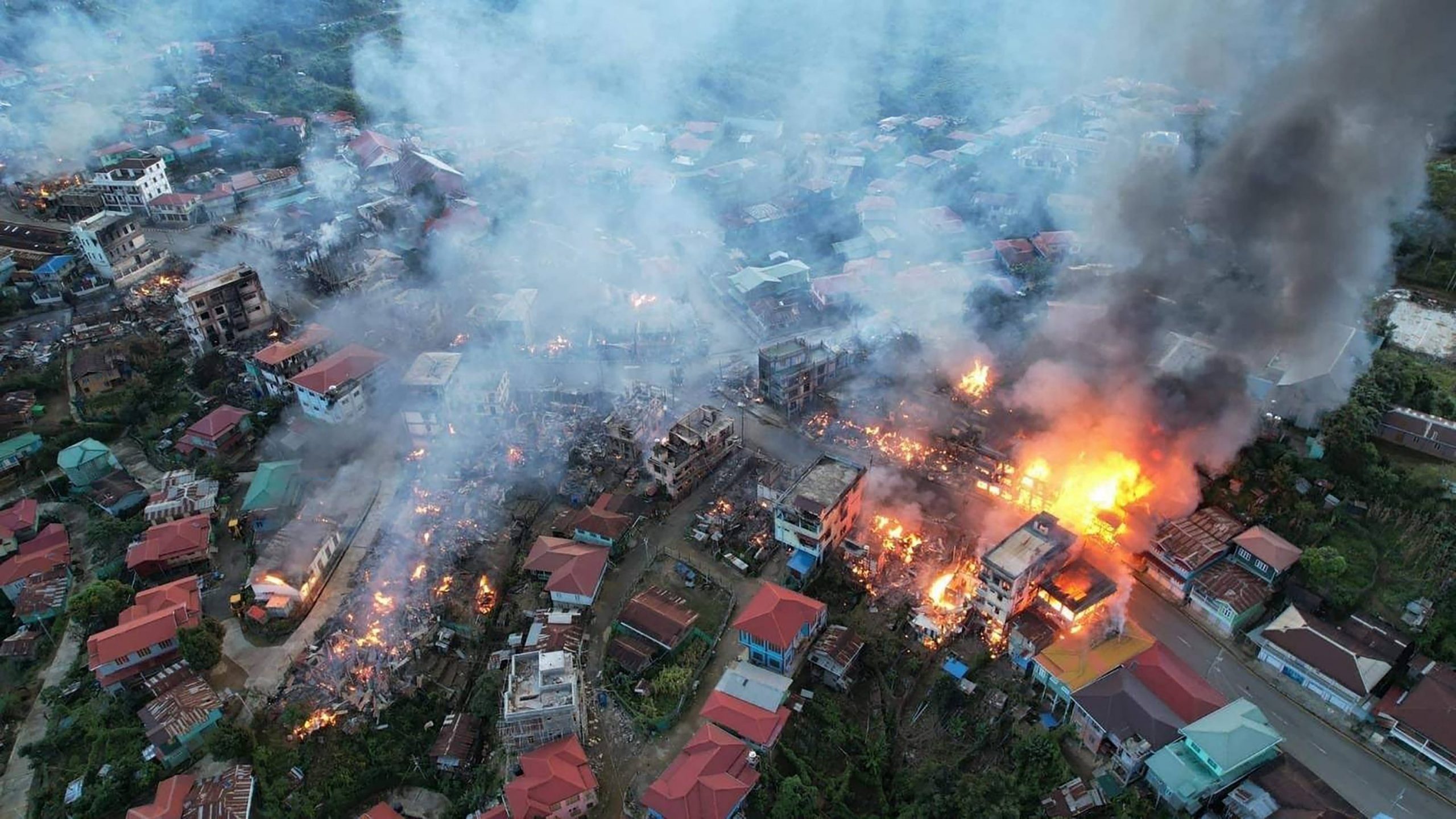 La ville birmane de Thantlang dans l'État Chin au nord-ouest du pays, sous les bombardements de l'armée gouvernementale, le 29 octobre 2021. Cette ville de 12 000 habitants entièrement détruite par les combats, est aujourd’hui désertée. (Source : Daily Sabah)