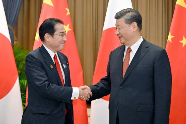 Le Premier ministre japonais Fumio Kishida et le président chinois Xi Jinping lors du forum de l'Asia-Pacific Economic Cooperation (APEC) à Bangkok, le 17 novembre 2022. (Source : Japan Times)