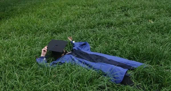 Un jeune diplômé chinois "allongé immobile" en "style zombie" pour signifier le chômage qui guette dès l'entrée dans le monde du travail en Chine. (Source : Dao Insights)