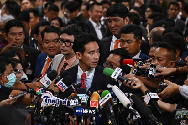 Pita Limjaroenrat, chef du Parti Move Forward, après le rejet par les parlementaires thaïlandais de sa candidature au poste de Premier ministre, à Bangkok, le 13 juillet 2023. (Source : Peninsula)