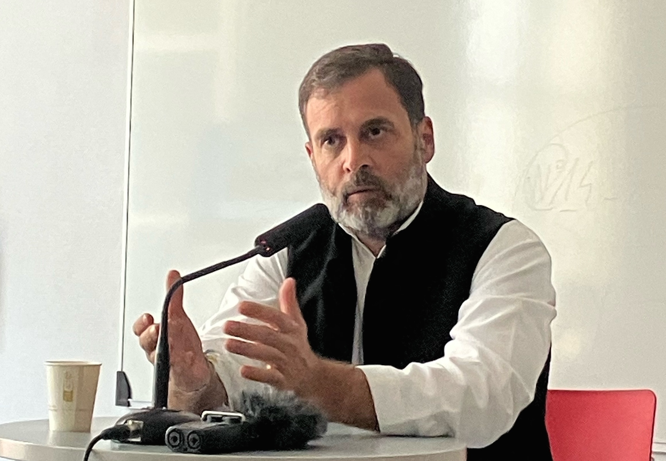 L'opposant indien Rahul Gandhi, ancien président du parti du Congrès, lors d'une conférence de presse à Sciences Po, le 8 septembre à Paris. (Copyright : Patrick de Jacquelot)