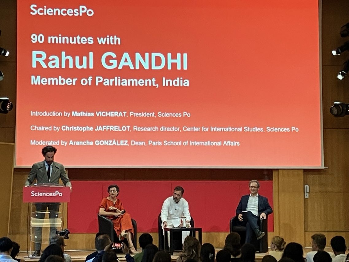 L'opposant indien Rahul Gandhi, ancien président du parti du Congrès (assis au centre), lors d'un débat à Sciences Po, le 8 septembre à Paris. (Copyright : Patrick de Jacquelot)