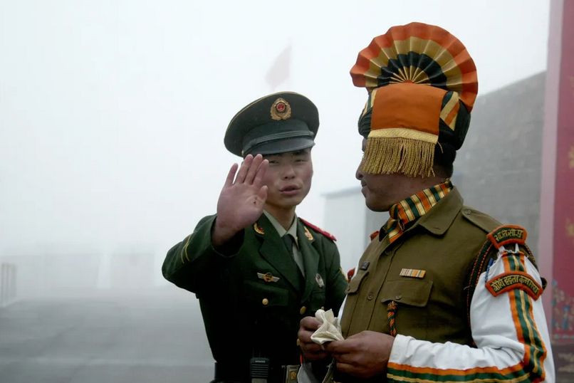 Un soldat chinois et un militaire indien à la frontière Nathu La entre l'Inde et la Chine, le 10 juillet juillet 2008. (Source : Foreign Policy)