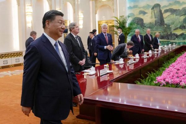 Le président chinois Xi Jinping lors de sa réunion avec le leader démocrate du Sénat américain Chuck Schumer, le 8 octobre 2023 à Pékin. (Source : New York Post)