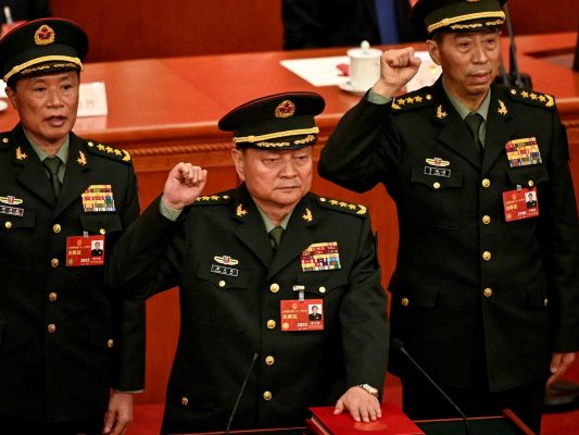 Au centre, le général Zhang Youxia, premier vice-président de la Commission militaire centrale, entouré à droite par l'ancien ministre chinois de la Défense Li Shangfu. (Source : El Pais)
