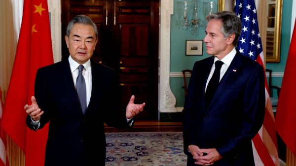 Le ministre chinois des Affaires étrangères Wang Yi, reçu à Washington par le secrétaire d'État américain Antony Blinken, le 26 octobre 2023. (Source : CNN)