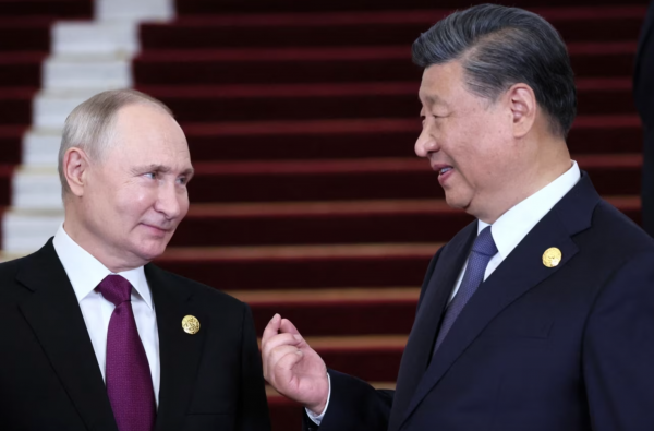 Le président chinois Xi Jinping reçoit son homologue russe Vladimir Poutine devant le Grand Hall du Peuple, place Tiananmen à Pékin, lors du 3ème sommet des "Nouvelles routes de la soie", le 17 octobre 2023. (Source : VOA)
