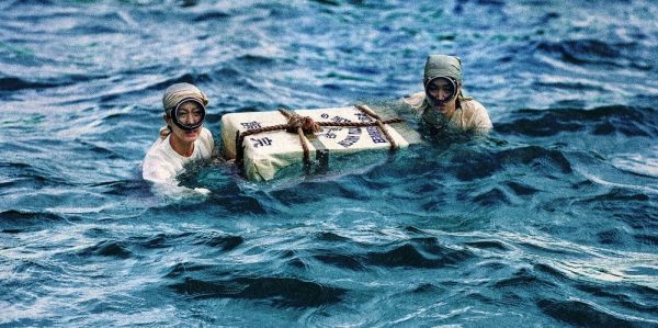 Dans "Smugglers" du réalisateur Ryoo Seung-wan, des "haenyeo" ou plongeuses sud-coréennes, s'adonnent à la contrebande pour survivre. (Crédits : DR)