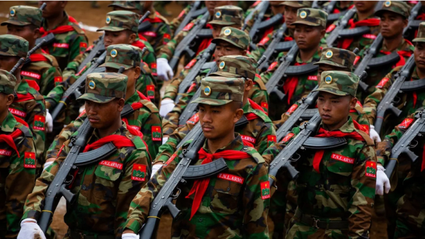 Des soldats de la Ta'ang National Liberation Army (TNLA), groupe ethnique armée, défilent dans l'État Shan, dans le nord de la Birmanie, où l'armée gouvernementale a subi de lourdes pertes début novembre 2023. (Source : BNN)
