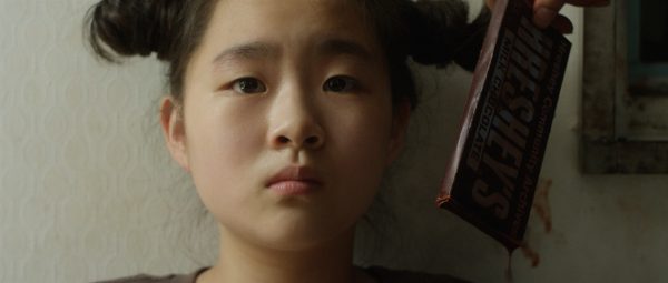 Extrait du film "Remember our Sister" de Jo Hayoung. Corée du sud, 1980, la petite Hong travaille dans un village dédié au plaisir des soldats américains. (Crédits : Jo Hayoung)