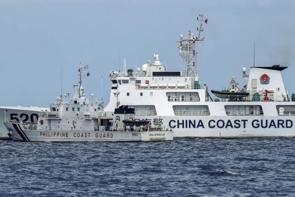 Un garde-cote chinois et un navire philippin se font face en mer de Chine du Sud, début octobre 2023, selon une image de la marine des Philippines. (Source : IndicWorldview)