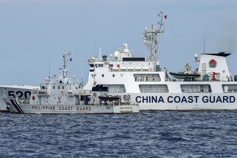 Un garde-cote chinois et un navire philippin se font face en mer de Chine du Sud, début octobre 2023, selon une image de la marine des Philippines. (Source : IndicWorldview)