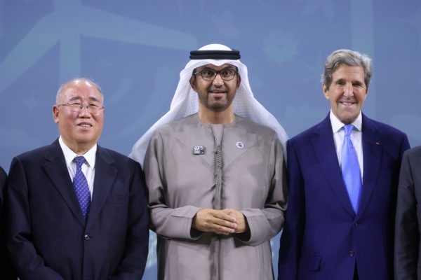 Le président de la COP28 Sultan al-Jaber entouré du négociateur chinois Xie Zhenhua (à gauche) et de l'émissaire américain pour le climat John Kerry, le 9 décembre 2023 à Dubaï. (Source : Bloomberg)