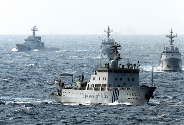 Un navire de surveillance de la marine chinoise croise des gardes-côtes japonais près des îles Senkaku/Diaoyu en mer de Chine orientale, le 23 avril 2013. (Source : Bloomberg)